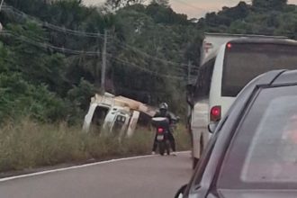 Caçamba tomba na AM-070 e provoca lentidão próximo a Iranduba