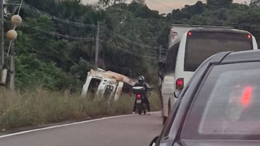 Caçamba tomba na AM-070 e provoca lentidão próximo a Iranduba