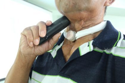 Pacientes da FCecon recebem laringe eletrônica para auxiliar na fala