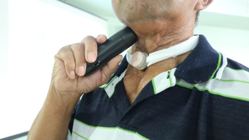 Pacientes da FCecon recebem laringe eletrônica para auxiliar na fala