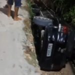 Mulher fica ferida após carro cair em buraco na zona norte de Manaus