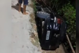 Mulher fica ferida após carro cair em buraco na zona norte de Manaus