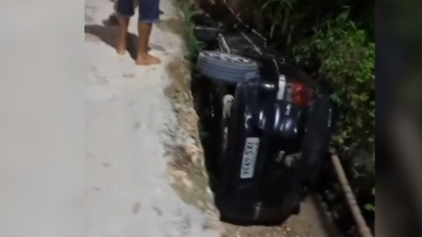 Mulher fica ferida após carro cair em buraco na zona norte de Manaus