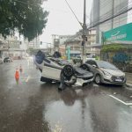 Médica capota carro após sair do plantão no Centro de Manaus