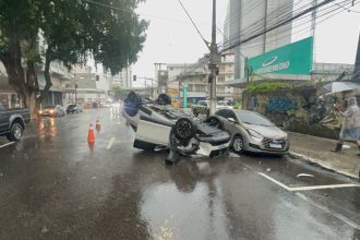 Médica capota carro após sair do plantão no Centro de Manaus