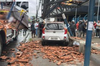 Idoso morre após carro atingir parada de ônibus na Avenida Cosme Ferreira