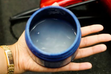 Anvisa alerta para uso de pomadas modeladoras que podem causar lesões nos olhos e até cegueira