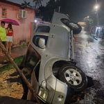 Carro é ‘engolido’ por buraco na Zona Norte de Manaus
