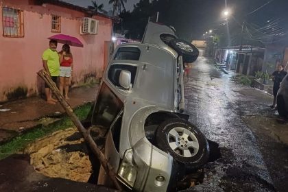 Carro é ‘engolido’ por buraco na Zona Norte de Manaus