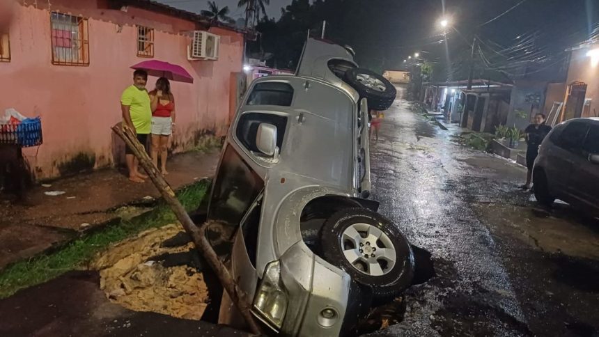Carro é ‘engolido’ por buraco na Zona Norte de Manaus