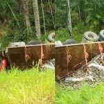 Caminhão tomba na BR-174 após perder força em ladeira e deixa dois feridos