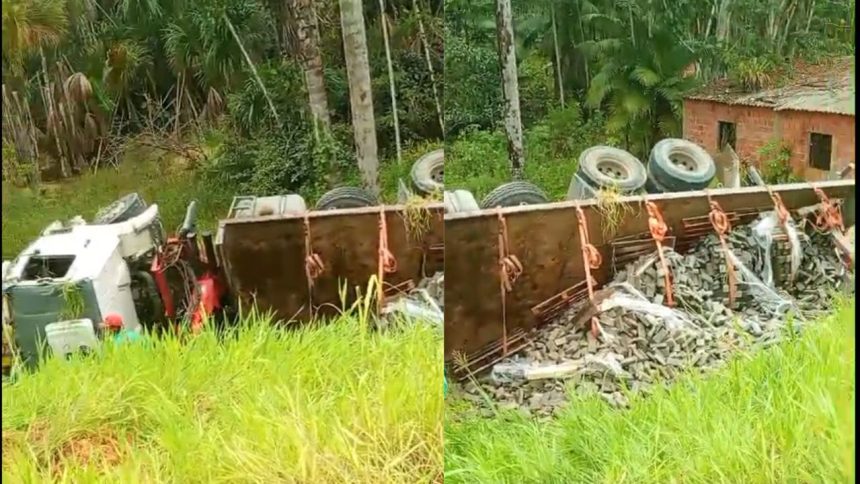 Caminhão tomba na BR-174 após perder força em ladeira e deixa dois feridos