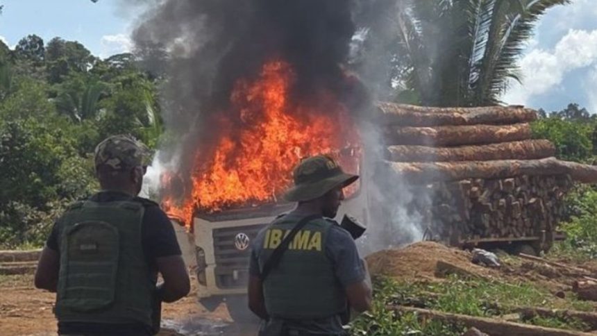 Ibama realiza operação contra garimpo e destrói dragas no Rio Madeira