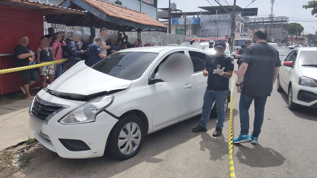 Homem morre após ser esfaqueado dentro do próprio carro em Manaus
