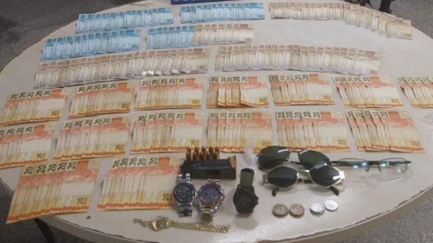 Polícia apreende dinheiro, drogas, munições e joias em pousada na Zona Leste de Manaus