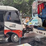 Dez passageiros ficam presos em micro-ônibus após colisão com ônibus em Manaus