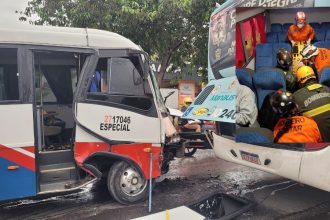 Dez passageiros ficam presos em micro-ônibus após colisão com ônibus em Manaus