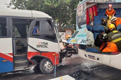 Dez passageiros ficam presos em micro-ônibus após colisão com ônibus em Manaus