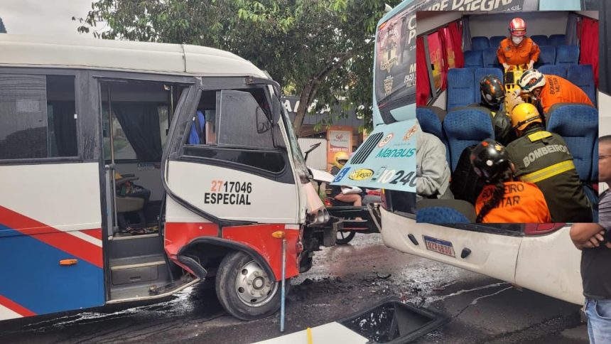 Dez passageiros ficam presos em micro-ônibus após colisão com ônibus em Manaus