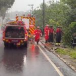 Carro desgovernado atinge casal em moto e deixa feridos na Avenida do Turismo