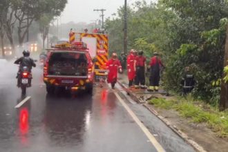 Carro desgovernado atinge casal em moto e deixa feridos na Avenida do Turismo