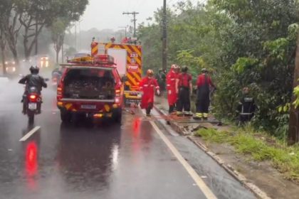Carro desgovernado atinge casal em moto e deixa feridos na Avenida do Turismo