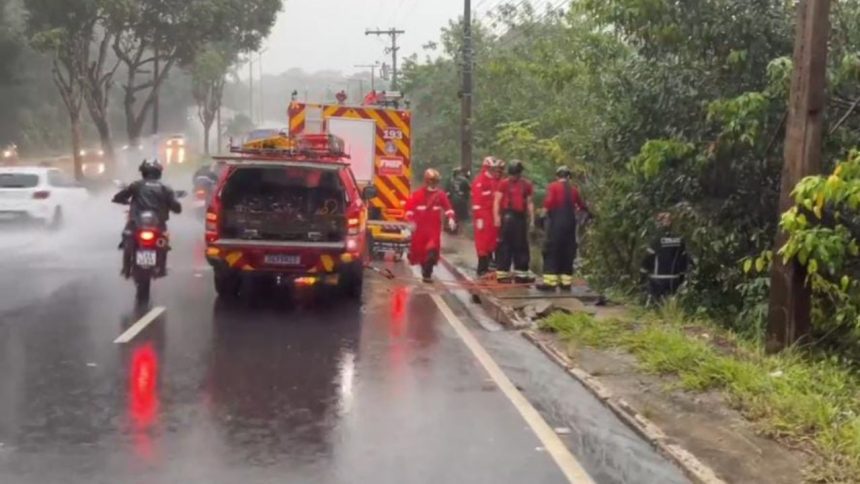 Carro desgovernado atinge casal em moto e deixa feridos na Avenida do Turismo