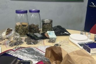 Casal é preso suspeito de fazer entrega de drogas em Manaus