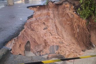 Cratera na avenida Autaz Mirim ameaça pedestres e motoristas