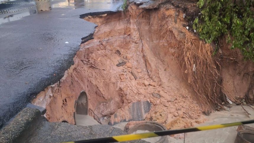 Cratera na avenida Autaz Mirim ameaça pedestres e motoristas
