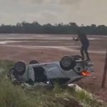 Motorista perde controle, capota carro e foge deixando veículo na estrada do Iranduba