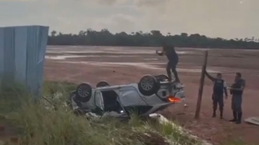 Motorista perde controle, capota carro e foge deixando veículo na estrada do Iranduba