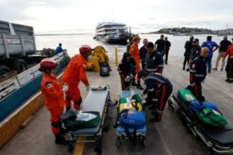 Equipes seguem à procura de desaparecidos após naufrágio com lancha no Amazonas