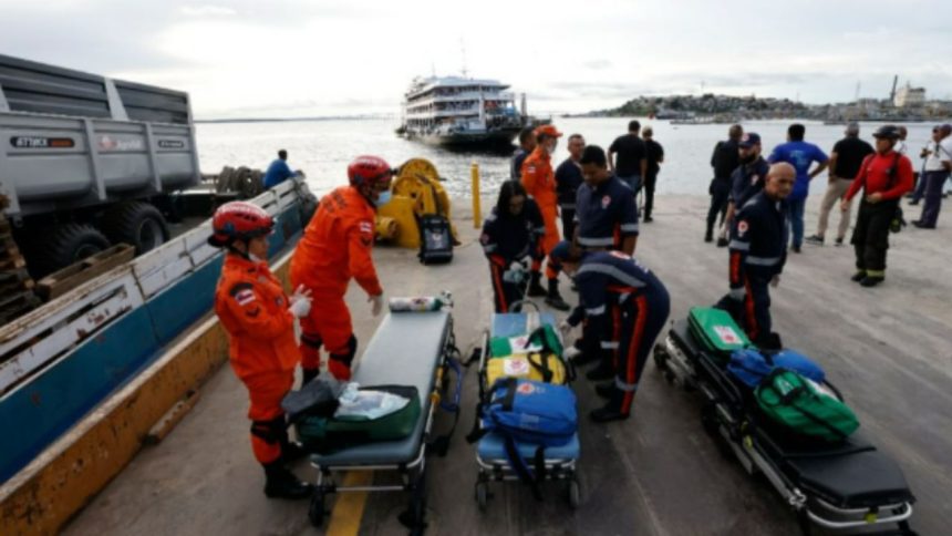 Equipes seguem à procura de desaparecidos após naufrágio com lancha no Amazonas