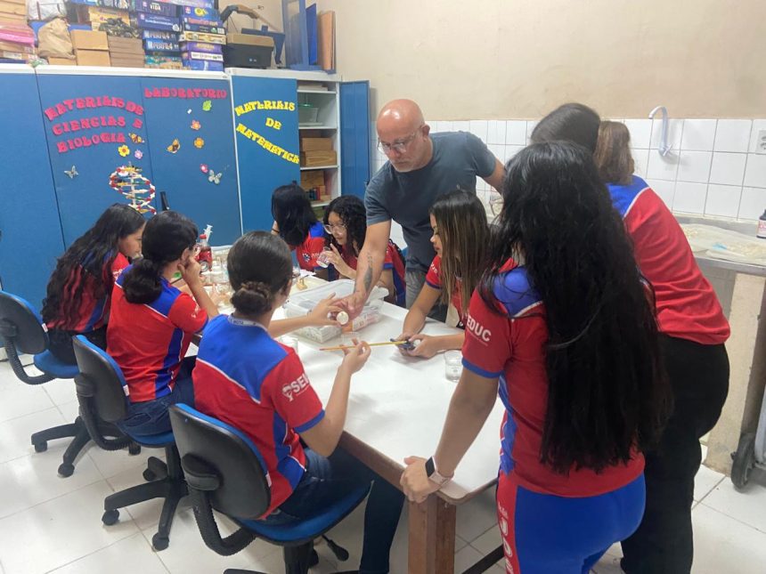 Professor do Amazonas é finalista do "Prêmio Nobel da Educação"