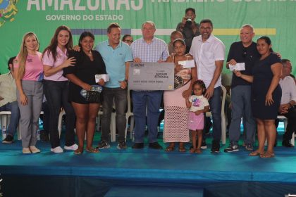 Wilson Lima entrega Auxílio Estadual para novas famílias na região do Purus