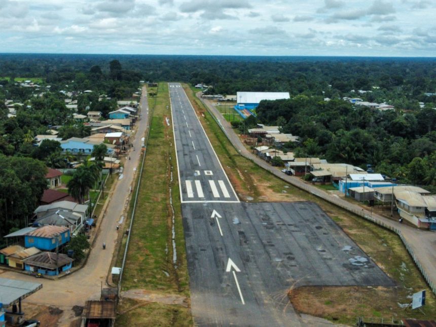 Governo entrega pista de pouso reformada em Pauini