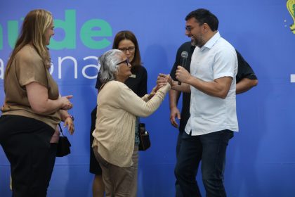 Wilson Lima entrega mais de três mil óculos durante mutirão