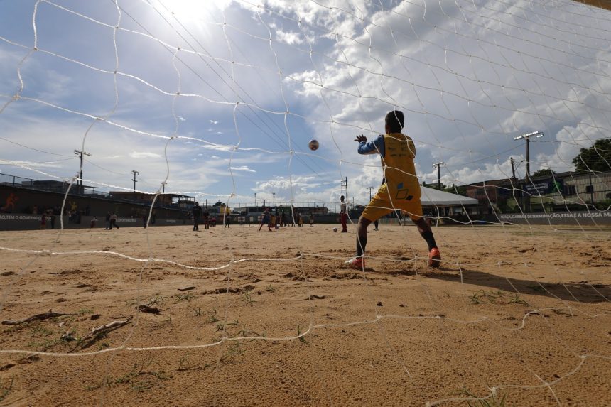 Wilson Lima entrega Arena Poliesportiva no bairro Compensa