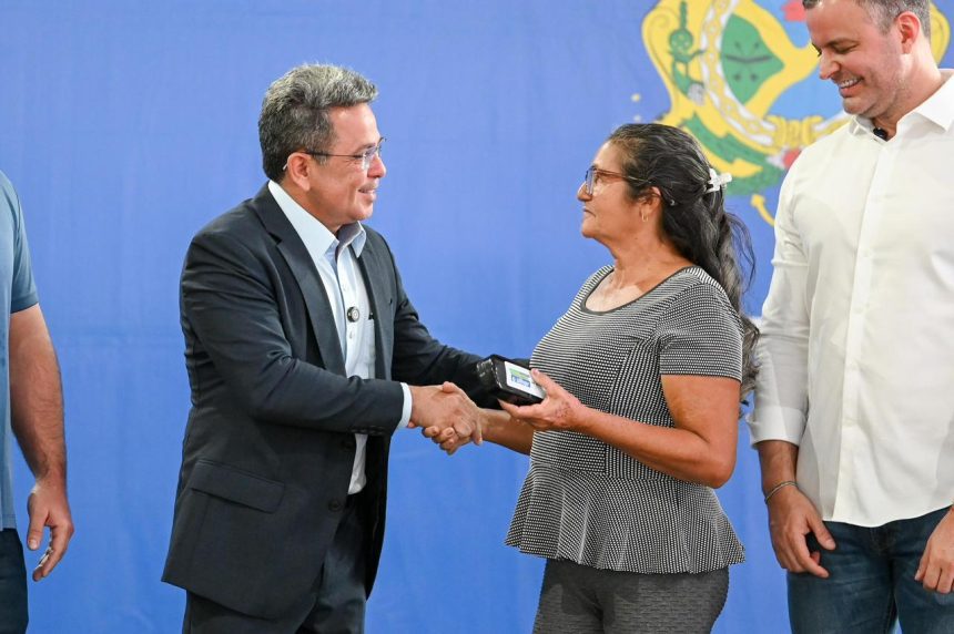 Tadeu de Souza acompanha entrega de óculos em Manaus