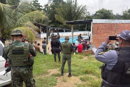 Operação desarticula rinha de galos e prende mais de 40 pessoas