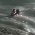 Jovem pula no mar agitado e salva menina de afogamento