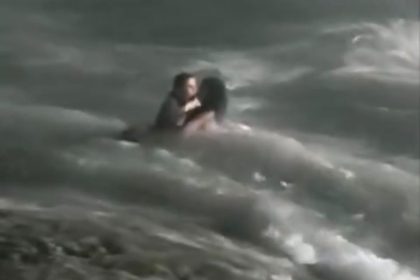 Jovem pula no mar agitado e salva menina de afogamento