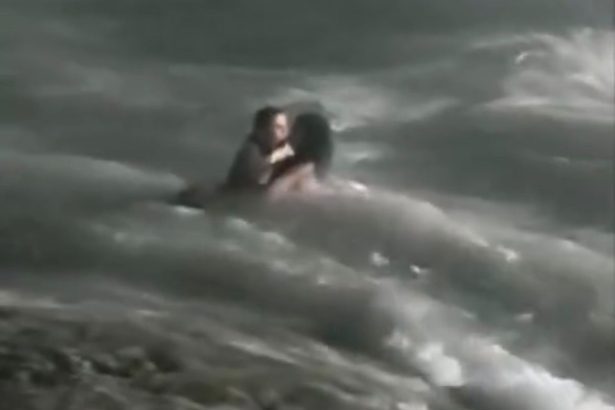 Jovem pula no mar agitado e salva menina de afogamento