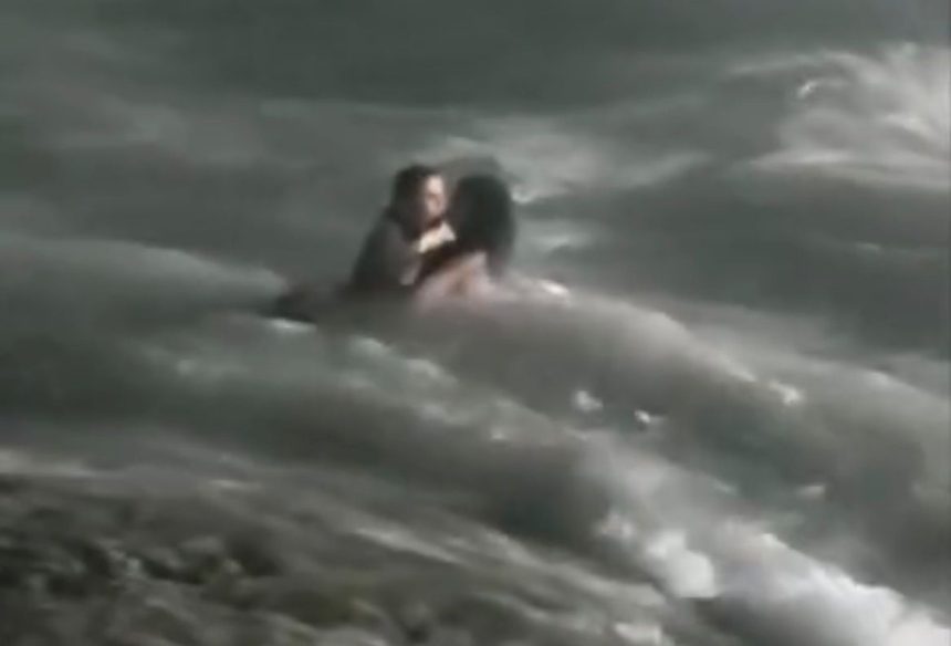 Jovem pula no mar agitado e salva menina de afogamento