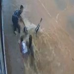 Enxurrada arrasta mulher e criança que são resgatadas
