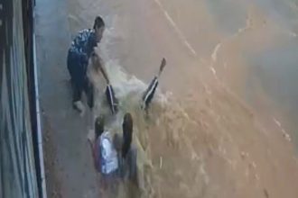 Enxurrada arrasta mulher e criança que são resgatadas