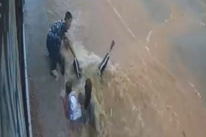 Enxurrada arrasta mulher e criança que são resgatadas