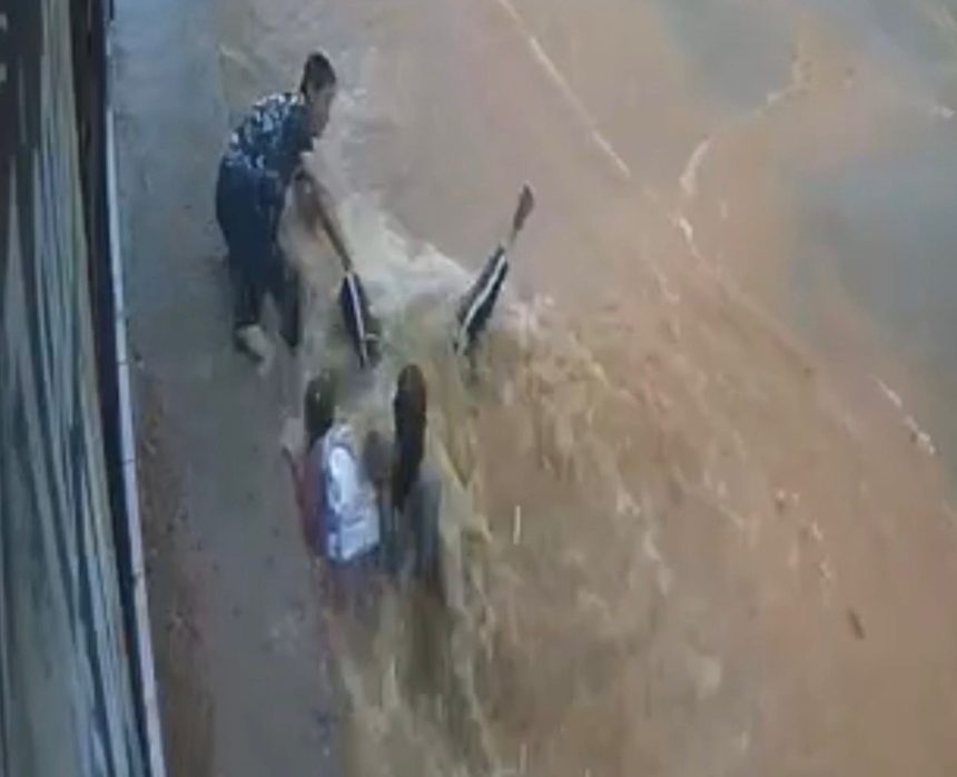 Enxurrada arrasta mulher e criança que são resgatadas