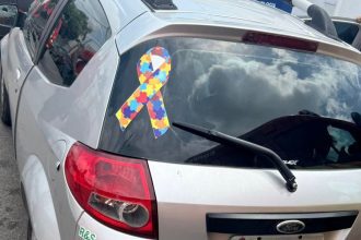 Bombeiros resgatam criança presa dentro de veículo